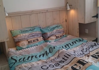 Boswei slaapkamer 1 met steigerhouten bed | Duinweg33 Vakantieverhuur